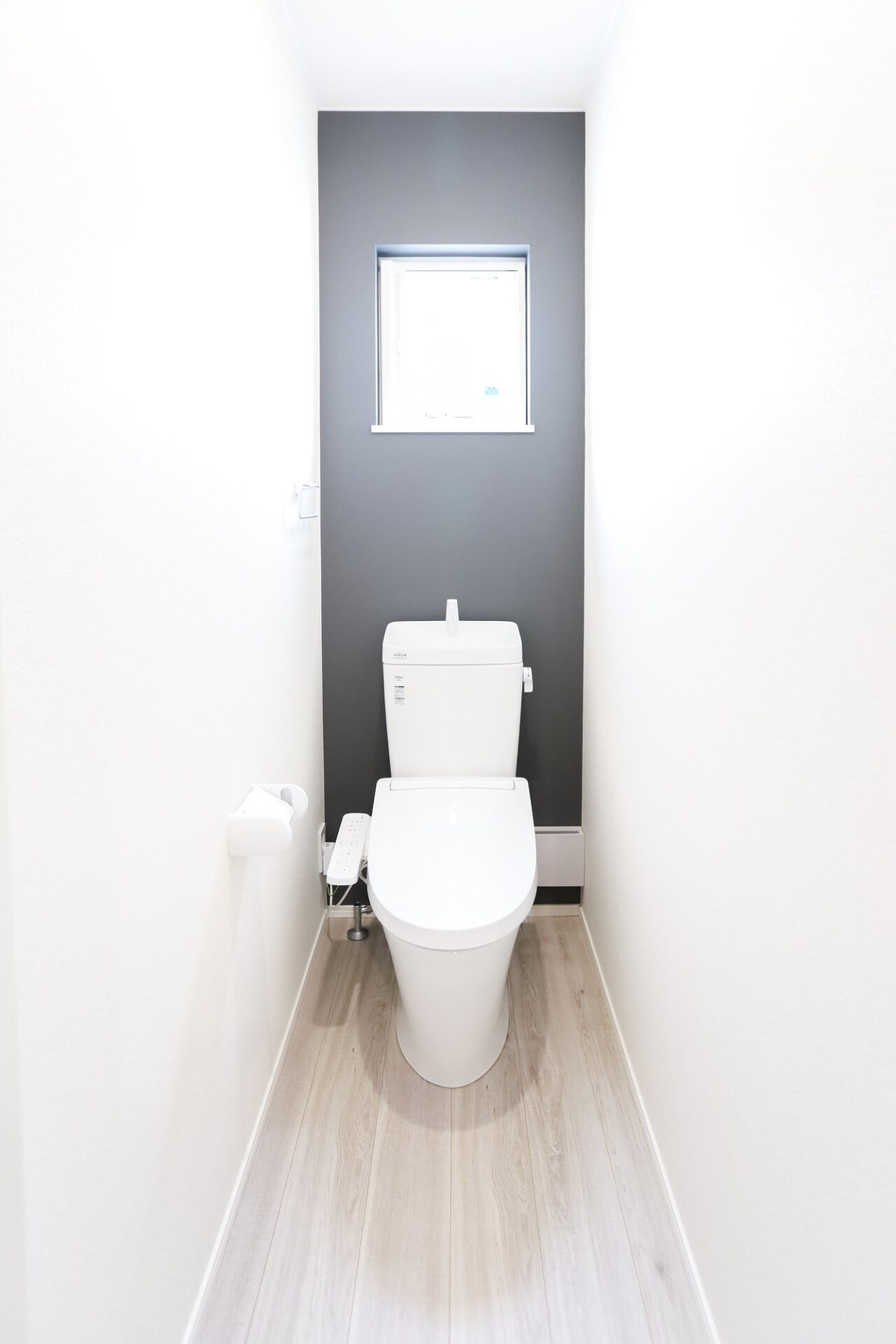 ダークグレーがアクセントの1Fトイレ♬