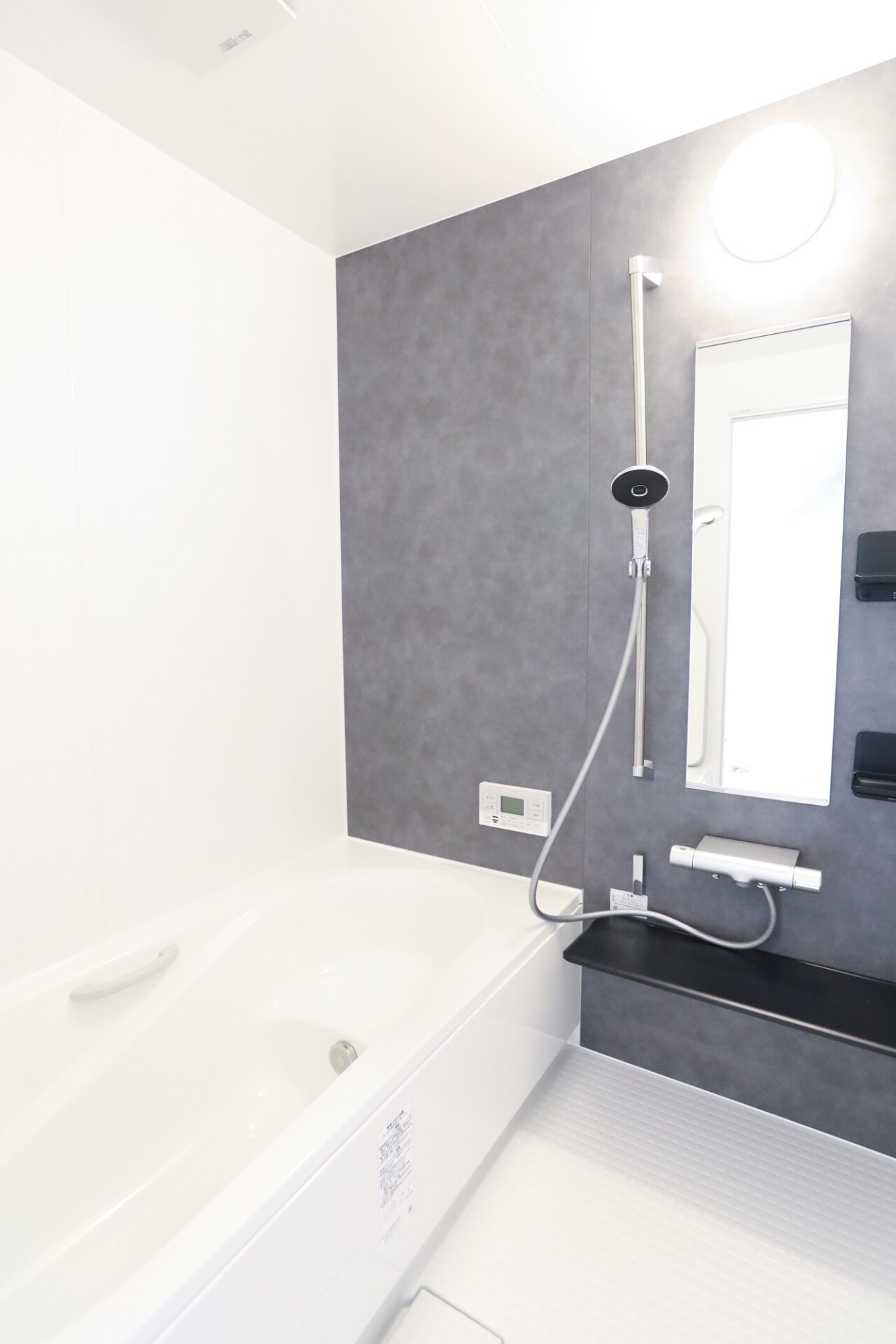 モダンなコンクリート調がおしゃれなLIXILのお風呂！