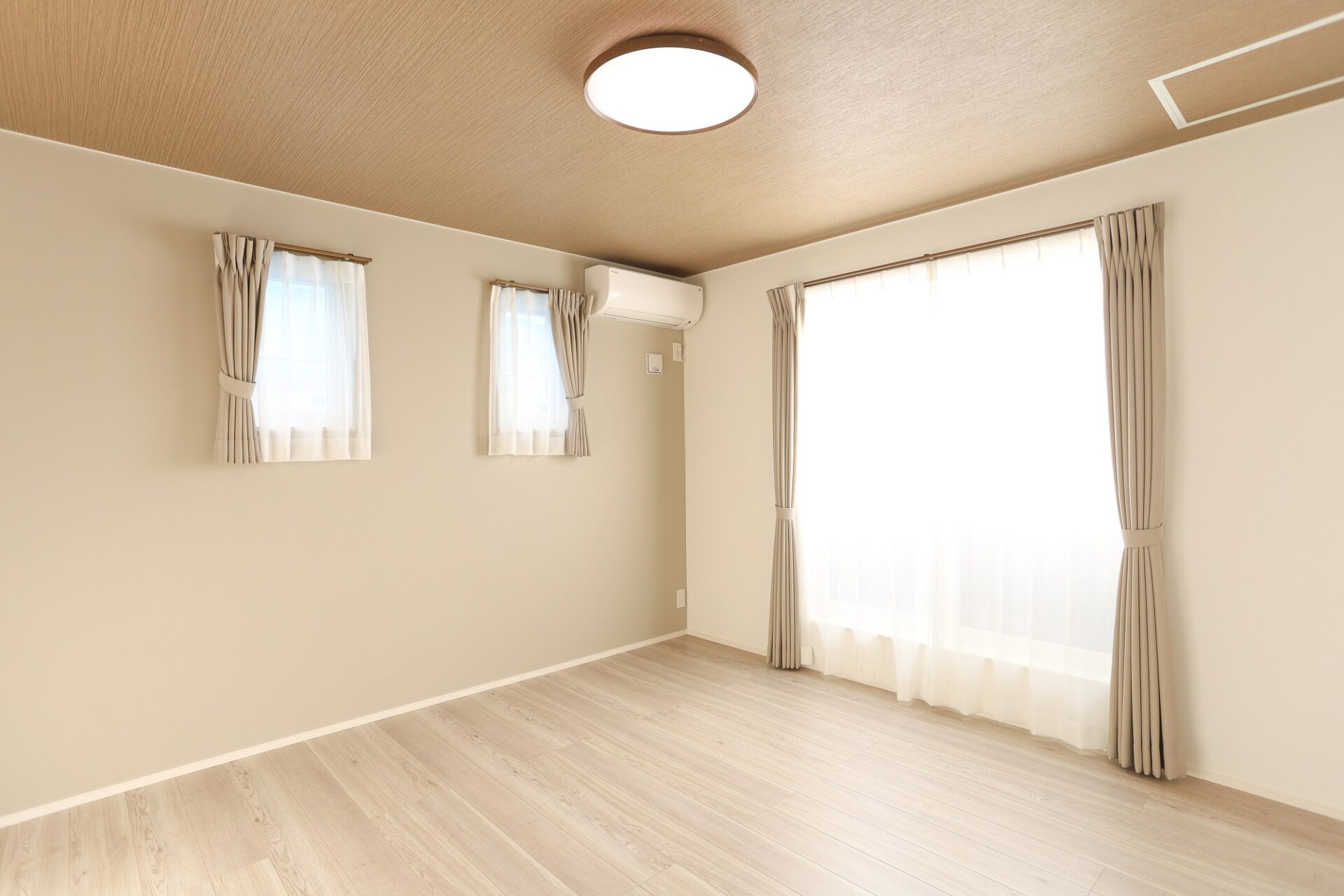 落ち着くブラウン基調の8畳の主寝室！エアコンは備え付けです♬