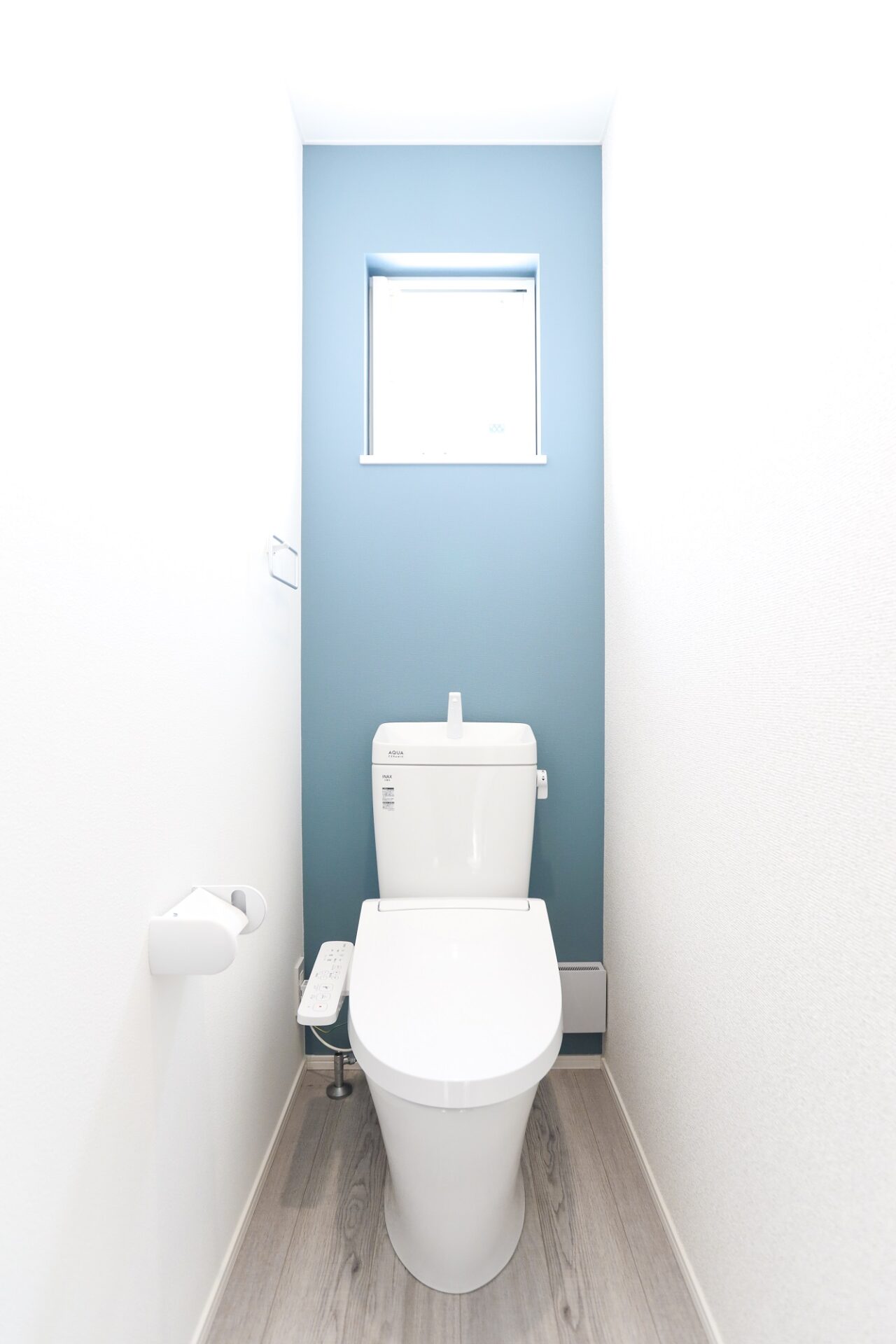 爽やかなブルーがアクセントの2Fトイレ♬