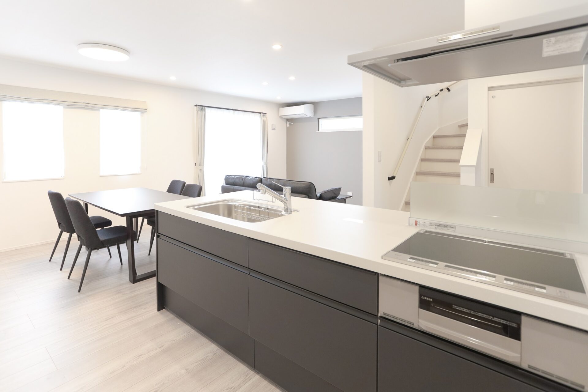 家族の顔が見渡せるオープンキッチン